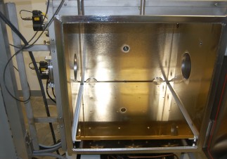 Thermal plate of chamber fitted with liquid chiller system